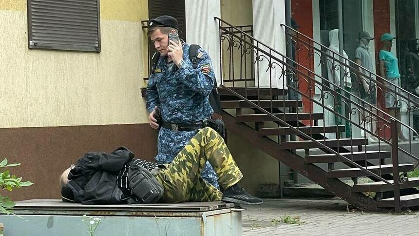 Лежал на ящике с песком и умирал: в Калининграде судебный пристав спас прохожего с больным сердцем - Новости Калининграда | Фото: пресс-служба УФССП по Калининградской области