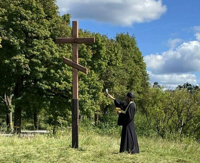 «Добрая традиция»: на въезде в Краснолесье установили новый крест (фото) - Новости Калининграда | Фото: телеграм-канал Анатолия Калины