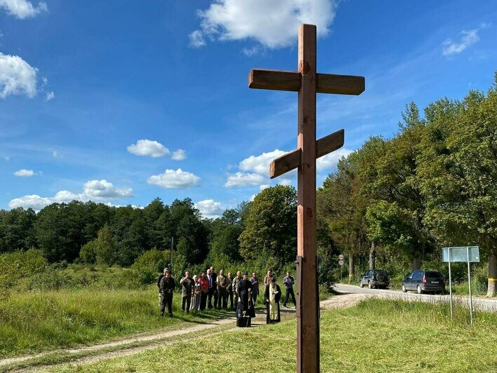 «Добрая традиция»: на въезде в Краснолесье установили новый крест (фото) - Новости Калининграда | Фото: телеграм-канал Анатолия Калины