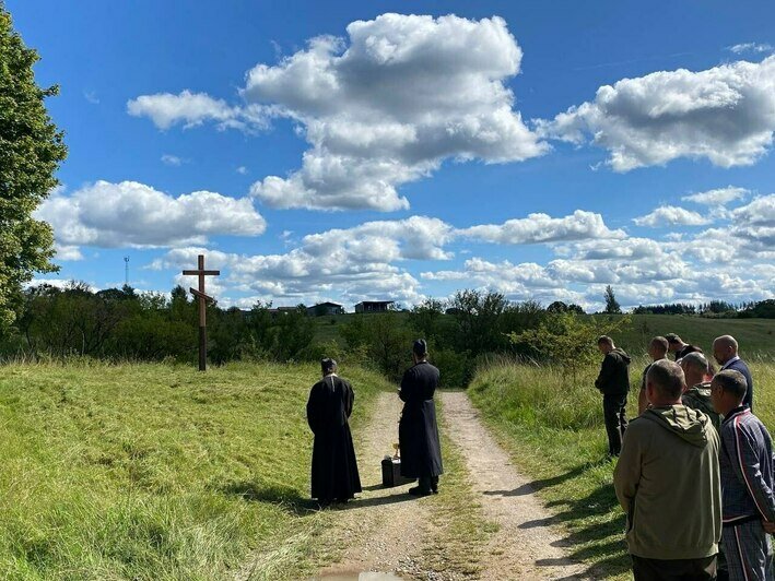 «Добрая традиция»: на въезде в Краснолесье установили новый крест (фото) - Новости Калининграда | Фото: телеграм-канал Анатолия Калины