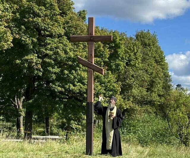 «Добрая традиция»: на въезде в Краснолесье установили новый крест (фото) - Новости Калининграда | Фото: телеграм-канал Анатолия Калины
