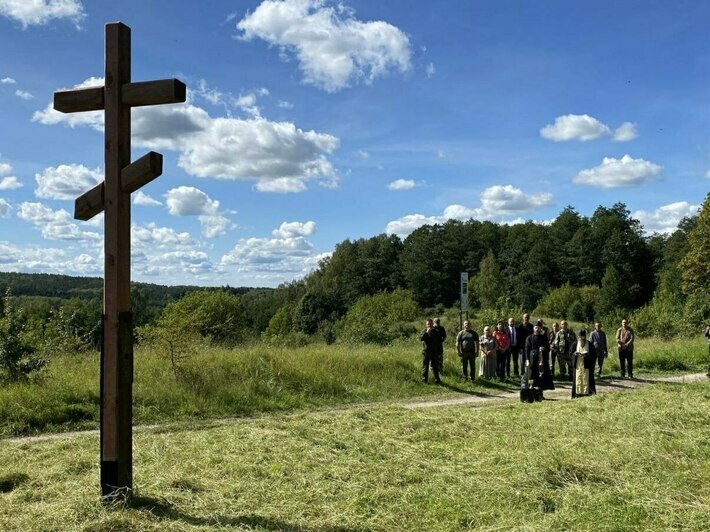 «Добрая традиция»: на въезде в Краснолесье установили новый крест (фото) - Новости Калининграда | Фото: телеграм-канал Анатолия Калины