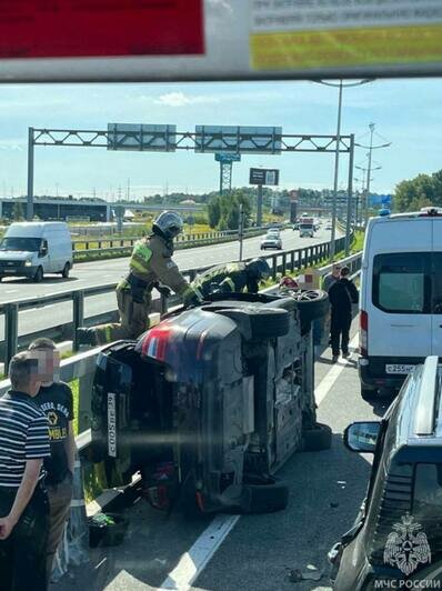 Спасатели обесточили 4 машины: подробности ДТП на Приморском кольце, где легковушка опрокинулась на бок (фото) - Новости Калининграда | Фото: МЧС региона