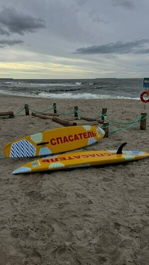 Спасатели в Зеленоградске научились оказывать помощь на воде с использованием доски для сёрфинга (видео) - Новости Калининграда | Фото: Дмитрий Блискунов