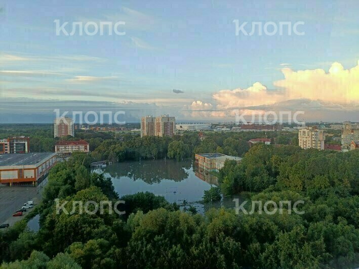 Московский проспект затопило так, что пришлось менять маршрут троллейбусов и искать стадион (фото) - Новости Калининграда | Фото: «Клопс»