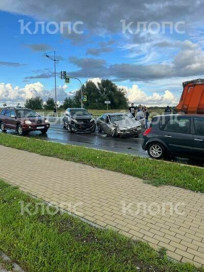 Вывернутые колёса и разбитые капоты: на выезде из Гурьевска произошла авария (фото) - Новости Калининграда | Фото очевидцев