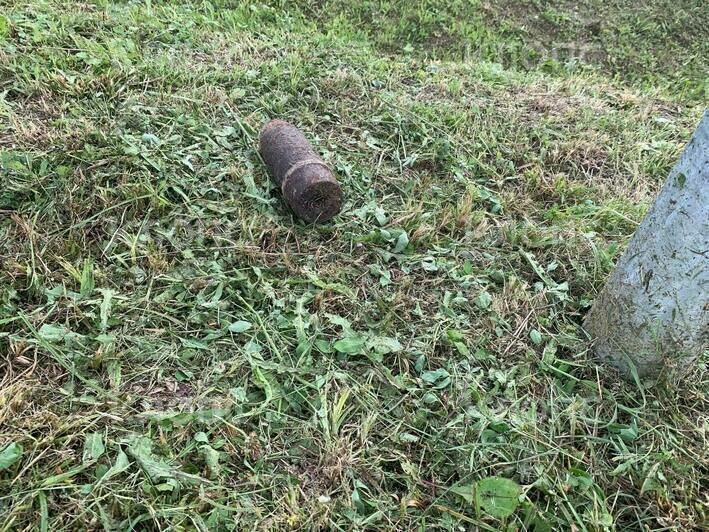Покосили траву, а там сюрприз: калининградец нашёл во дворе своего дома снаряд (фото)  - Новости Калининграда | Фото: очевидец 