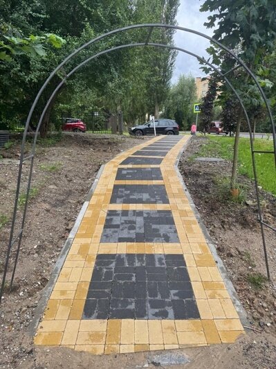 По следам пешеходов: в Зеленоградске проложили тротуары из жёлтого кирпича на месте народных троп (фото) - Новости Калининграда | Фото: пресс-служба администрации Зеленоградска