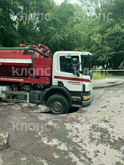В Калининграде возле зоопарка провалилась машина «Водоканала», перекрыты две улицы (фото, видео) - Новости Калининграда | Фото читателя