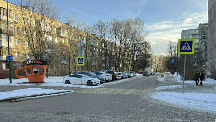 На Рокоссовского стоянка сделана вплотную к пешеходному переходу | Фото: архив «СК»