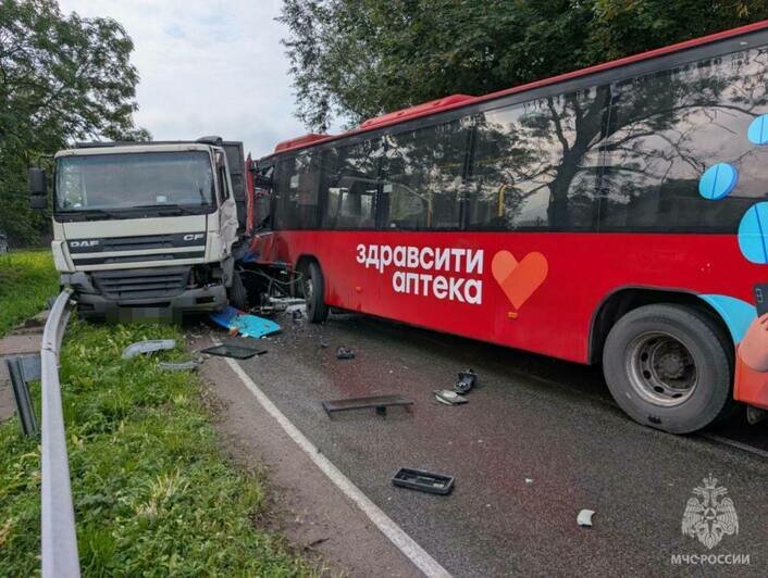 Столкновение автобуса и грузовика под Калининградом: шестеро пострадавших | Фото: пресс-служба МЧС Калининградской области