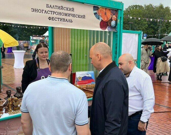 Янтарные Путин и Сталин: губернатору Беспрозванных показали сувениры, которые выпускают калининградские осуждённые - Новости Калининграда | Фото: пресс-служба УФСИН России по Калининградской области