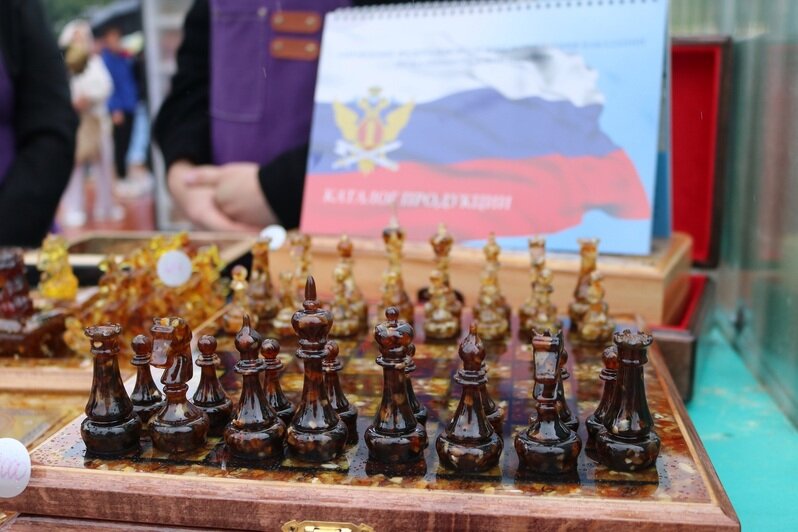 Янтарные Путин и Сталин: губернатору Беспрозванных показали сувениры, которые выпускают калининградские осуждённые - Новости Калининграда | Фото: пресс-служба УФСИН России по Калининградской области