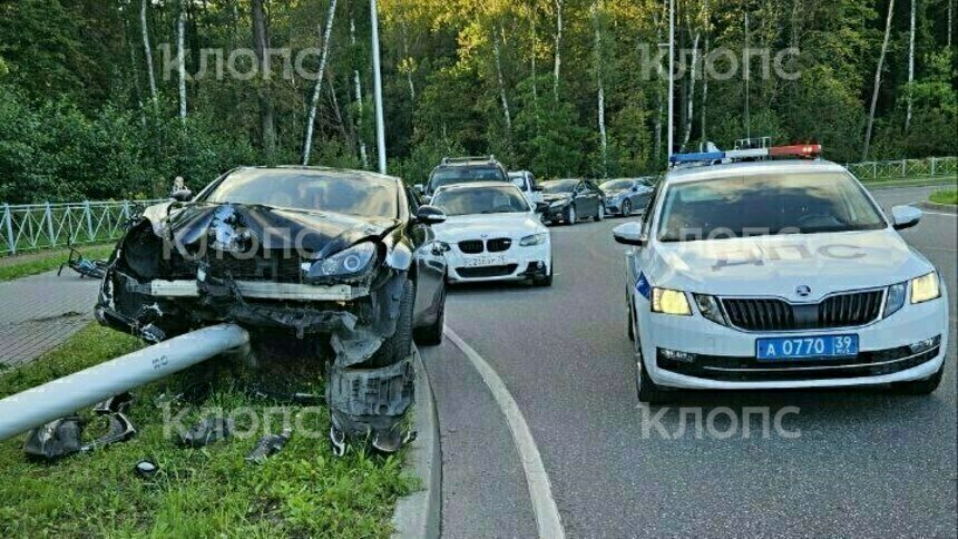Очевидцы: в Калининграде Mercedes снёс фонарный столб (фото) - Новости Калининграда | Фото: очевидец 