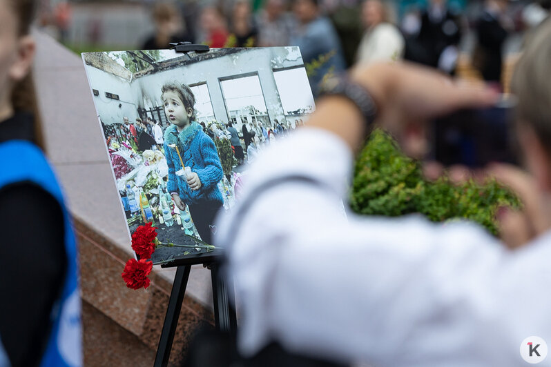 В центре Калининграда прошла акция памяти жертв Беслана (фоторепортаж) - Новости Калининграда | Фото: Александр Подгорчук / «Клопс»