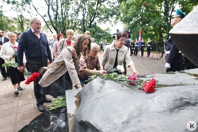 В Калининграде в сквере Героев спецназа ФСБ прошёл митинг в память о жертвах терроризма (фоторепортаж) - Новости Калининграда | Фото: Александр Подгорчук / «Клопс»