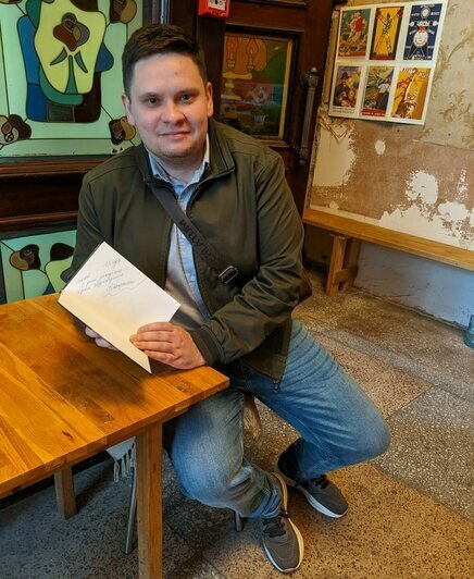 Игорь очень рад такому душевному подарку в свой праздник | Фото: «Клопс»