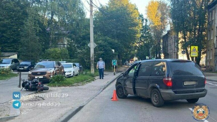 Пошёл на обгон и улетел на тротуар: в Калининграде мотоциклист столкнулся с Dodge - Новости Калининграда | Фото: Госавтоинспекция Калининградской области