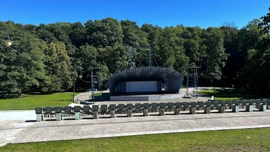 В Центральном парке Калининграда начали ремонтировать сцену - Новости Калининграда | Фото: телеграм-канал «Дирекция ландшафтных парков»
