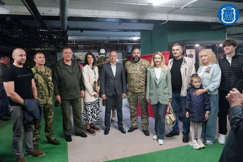 Беспрозванных передал подарки в музей СВО - Новости Калининграда | Фото: правительство региона 