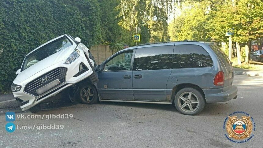 В полиции рассказали подробности аварии на Воздушной, где одна легковушка повалила на бок другую - Новости Калининграда | Фото: ГАИ региона