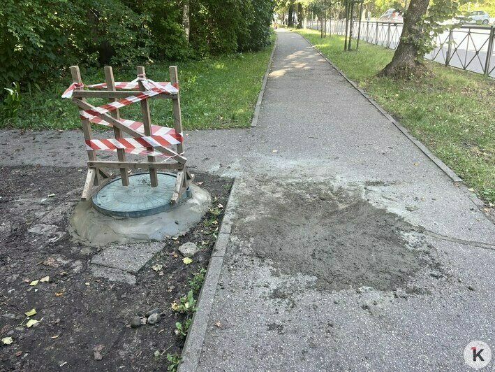 В центре Калининграда коммунальщики оставили огромную цементную кляксу на узком тротуаре (фото) - Новости Калининграда | Фото читателя