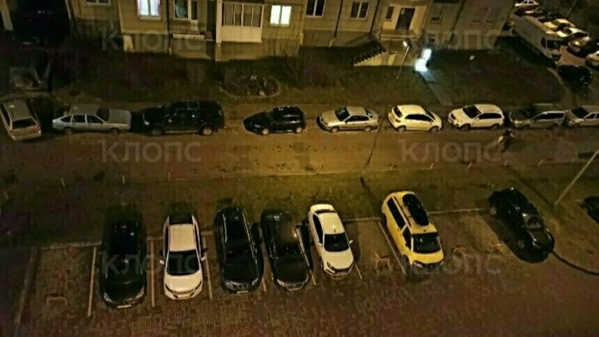 «Захватили внаглую»: в Калининграде ушлые автовладельцы плюют на соседей и ставят блокираторы на парковках у домов   - Новости Калининграда | Фото: очевидец