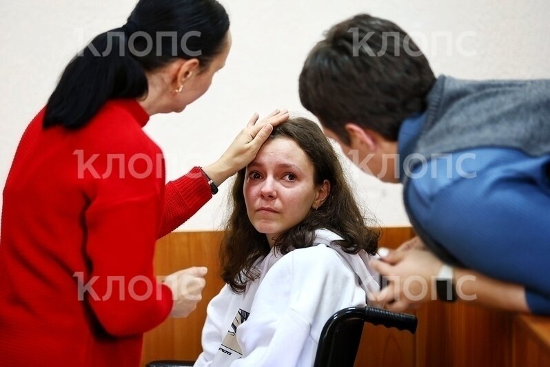 В суд Диану привозили на инвалидной коляске, девочка плакала  | Фото: Александр Подгорчук / архив «Клопс»