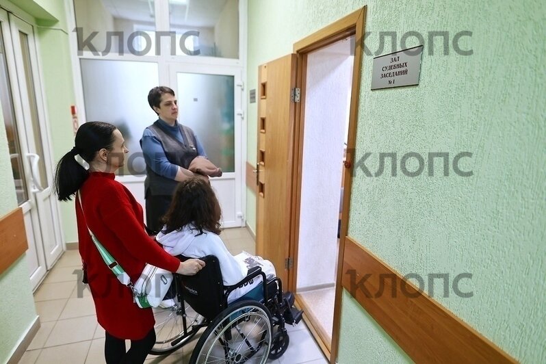 В суд Диану привозили на инвалидной коляске, девочка плакала  | Фото: Александр Подгорчук / архив «Клопс»