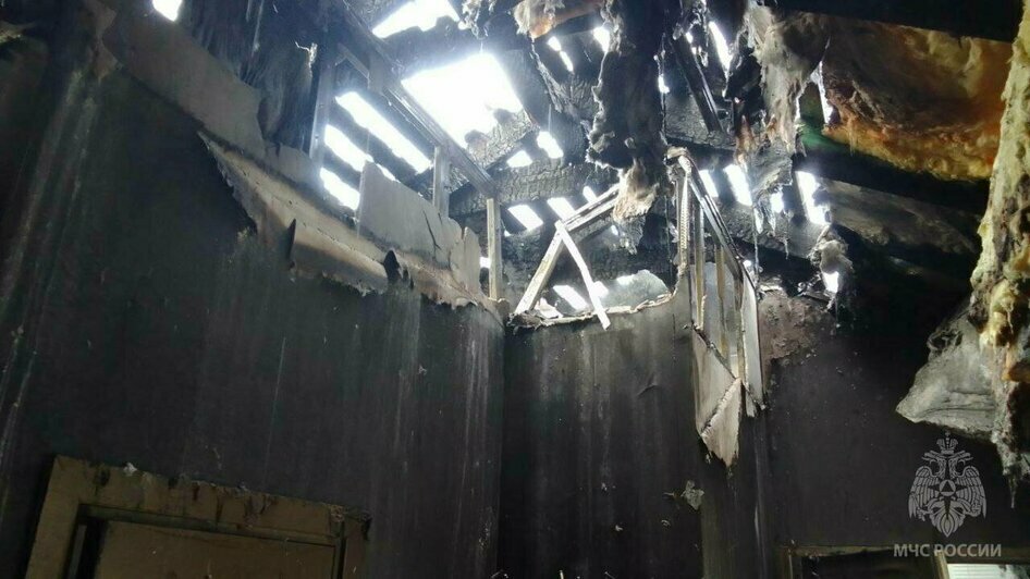 Пожарные тушат сгоревший летний домик | Фото: ГУ МЧС по Калининградской области 