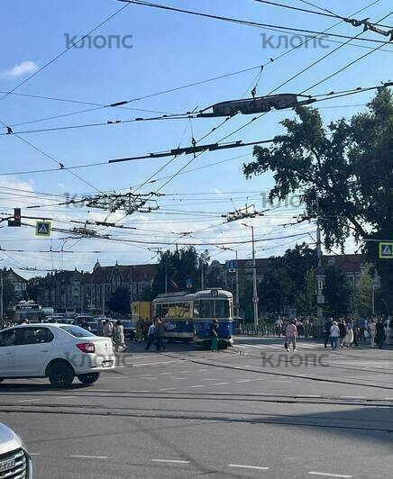 В центре Калининграда с рельсов сошёл экскурсионный трамвай Duewag (фото) - Новости Калининграда | Фото: «Клопс»