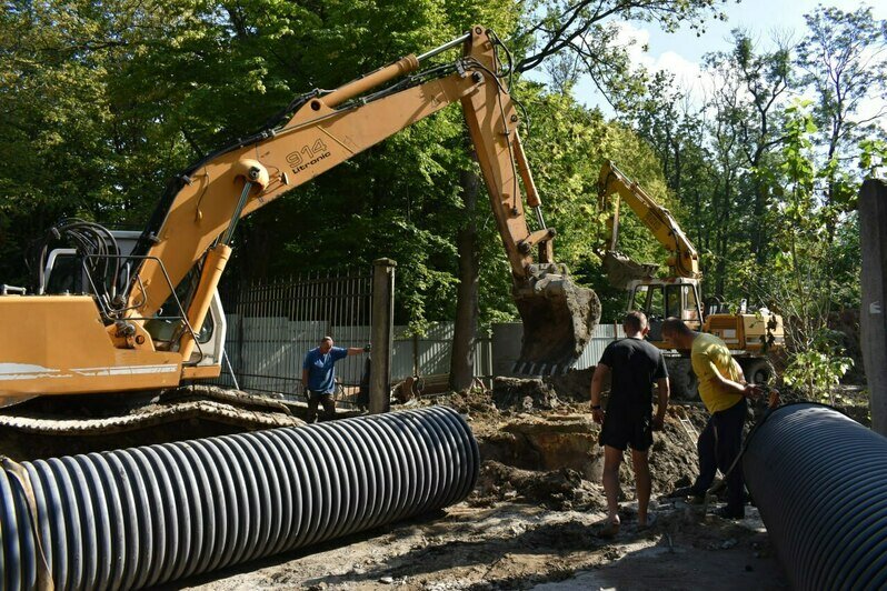 Чтобы устранить провал перед входом в Калининградский зоопарк, на ул. Чайковского выроют котлован размером с двух слонов (фото) - Новости Калининграда | Фото: «Водоканал» Калининградской области