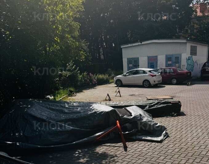 Блокираторы во дворе: жильцы ещё одного дома в Калининграде конфликтуют из-за парковки    - Новости Калининграда | Фото: очевидцы