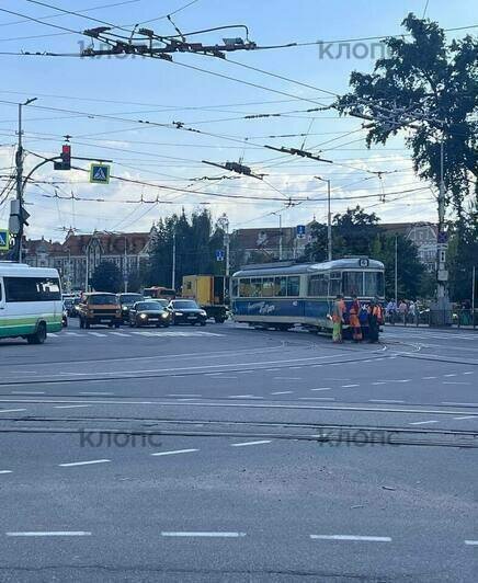 В центре Калининграда с рельсов сошёл экскурсионный трамвай Duewag (фото) - Новости Калининграда | Фото: «Клопс»