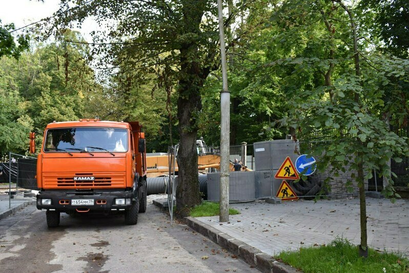 Чтобы устранить провал перед входом в Калининградский зоопарк, на ул. Чайковского выроют котлован размером с двух слонов (фото) - Новости Калининграда | Фото: «Водоканал» Калининградской области