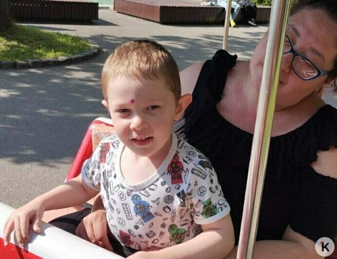 Благодаря усилиям родных и помощи неравнодушных, Лёвушка растёт как любой малыш | Фото: архив герини материала