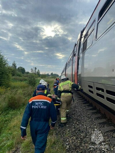 После аварии с рельсобусом на ж/д путях в Полесске водителя легковушки доставали спасатели - Новости Калининграда | Фото: МЧС региона