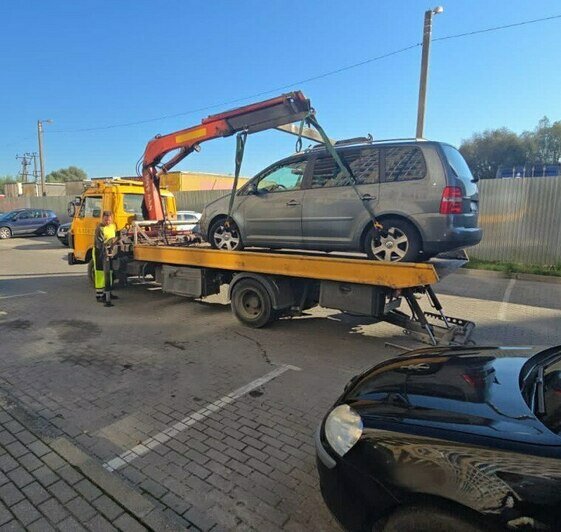 Водитель-лихач из Гурьевска собрал полную коллекцию штрафов и выиграл приз — эвакуатор до спецстоянки - Новости Калининграда | Фото: пресс-служба УФССП России по Калининградской области