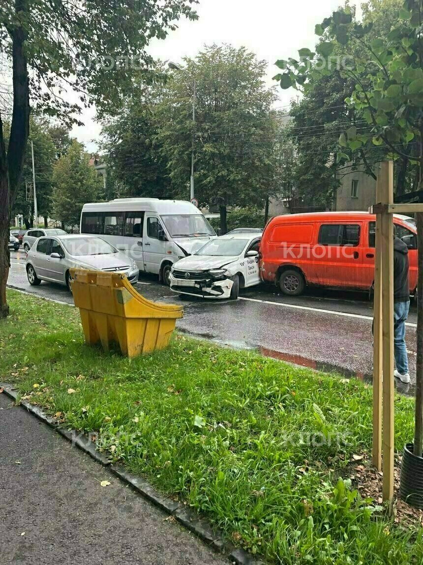 Водитель разделся и стал собирать стёкла: стали известны подробности аварии на перекрёстке Куйбышева и Невского    - Новости Калининграда | Фото: очевидец