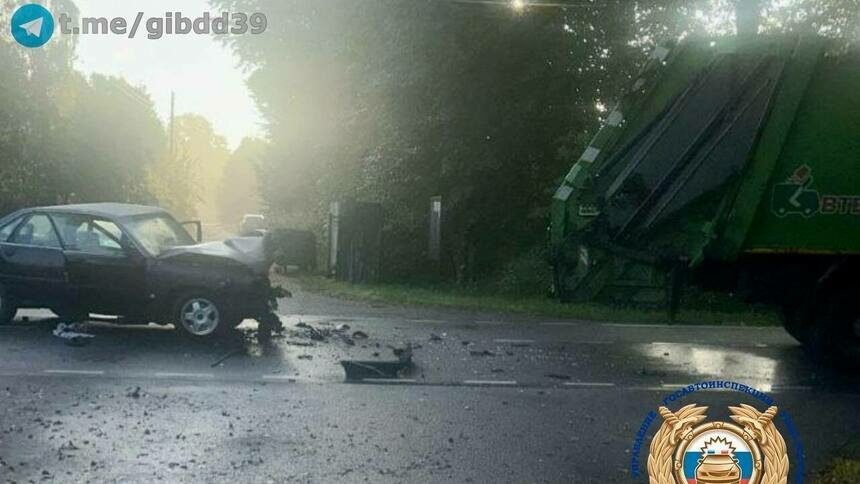 В Гвардейском районе мусоровоз отправил на свалку легковушку, а её водителя — в больницу - Новости Калининграда | Фото: Госавтоинспекция Калининградской области