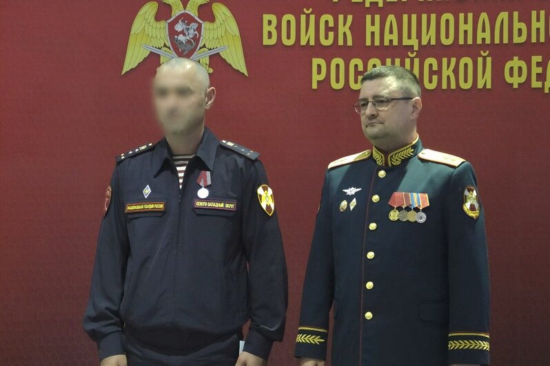 Медаль из рук генерала: в Калининграде наградили сотрудника Росгвардии, который спас пьяного купальщика - Новости Калининграда | Фото: пресс-служба Росгвардии по Калининградской области