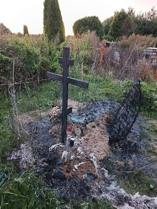 В Багратионовском районе 20-летний парень поджёг крест и венки на могиле участника СВО - Новости Калининграда | Фото: пресс-служба прокуратуры Калининградской области