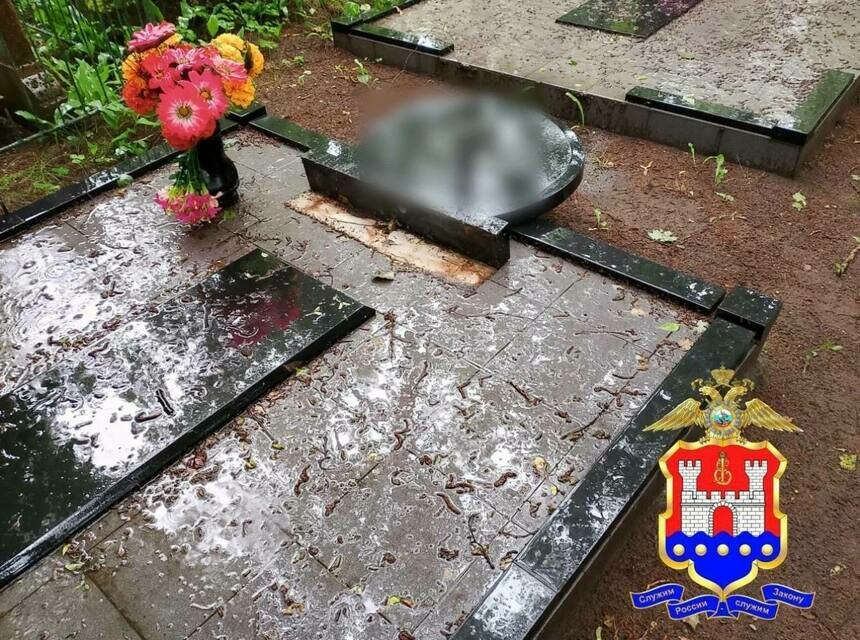 Подожгла венки и украла вазы: в Советске задержана девушка за осквернение могил | Фото: пресс-служба УМВД России по Калининградской области