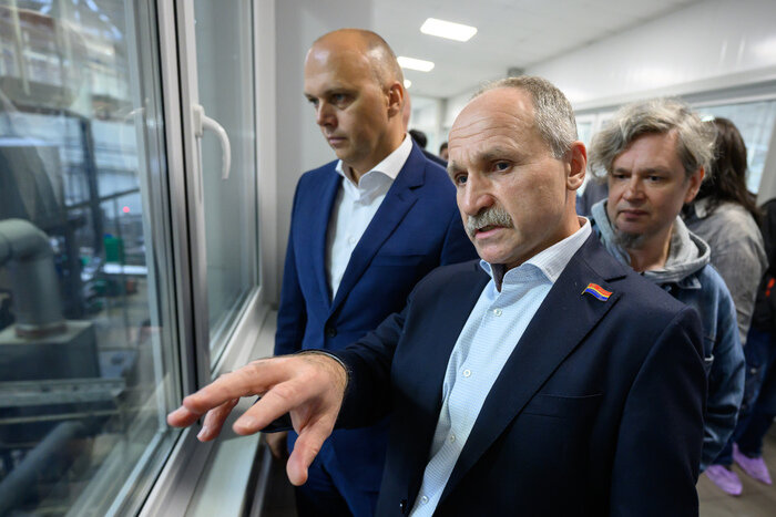 Алексея Беспрозванных встречал председатель совета директоров Сергей Лютаревич, который провел экскурсию по производственным цехам | Фото: Александр Мелехов