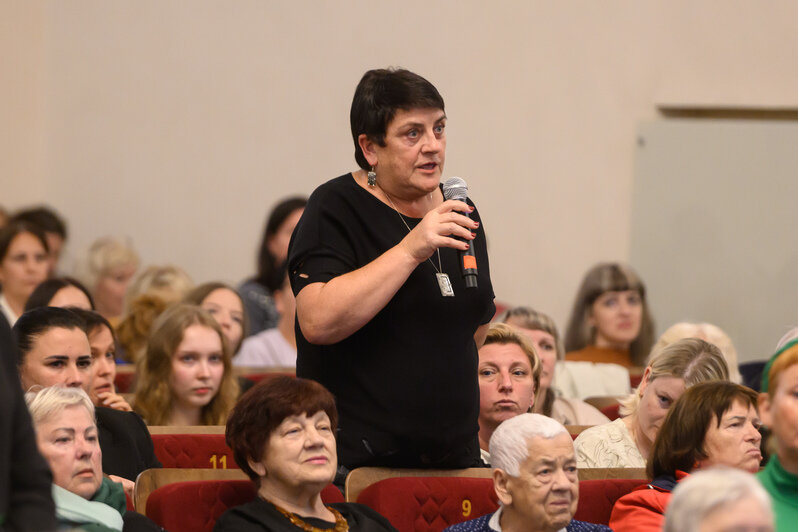 На встрече в Культурно-молодежном центре проблемы, связанные с медициной, ожидаемо стали самыми частыми | Фото: Александр Мелехов