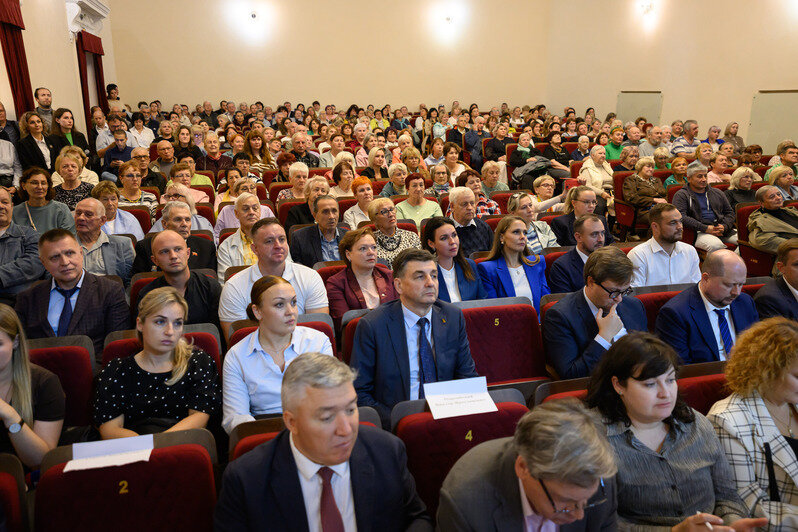 На встрече в Культурно-молодежном центре проблемы, связанные с медициной, ожидаемо стали самыми частыми | Фото: Александр Мелехов