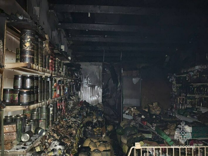 Эвакуировали 50-литровый пропановый баллон: на Карташева сгорел торговый павильон (фото) - Новости Калининграда | Фото: МЧС региона