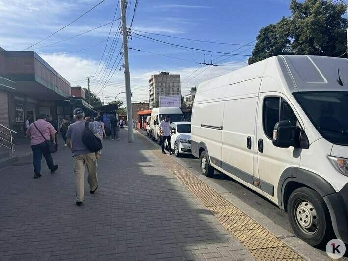 «Сажусь в автобус между стеллажами с рыбой и хлебом»: фургоны у Центрального рынка годами нагло теснят пассажиров (фото) - Новости Калининграда | Фото: «Клопс»
