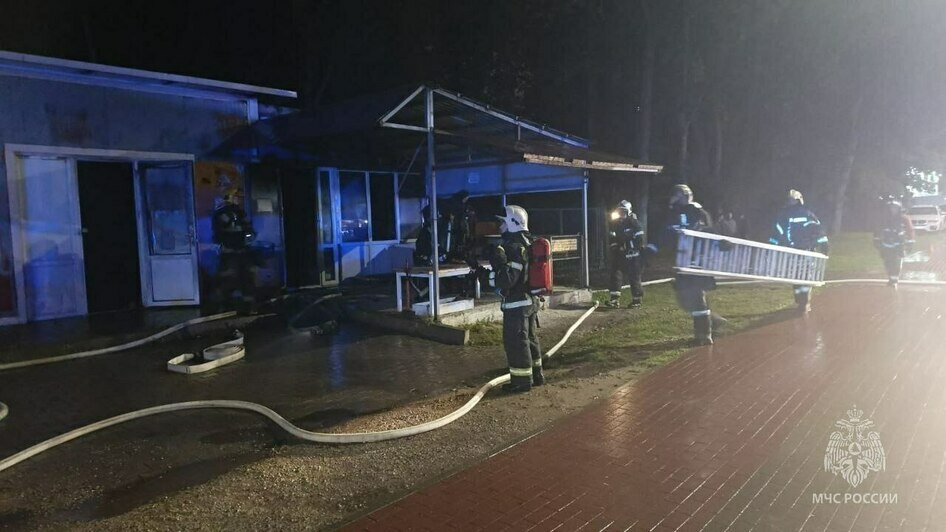 Эвакуировали 50-литровый пропановый баллон: на Карташева сгорел торговый павильон (фото) - Новости Калининграда | Фото: МЧС региона