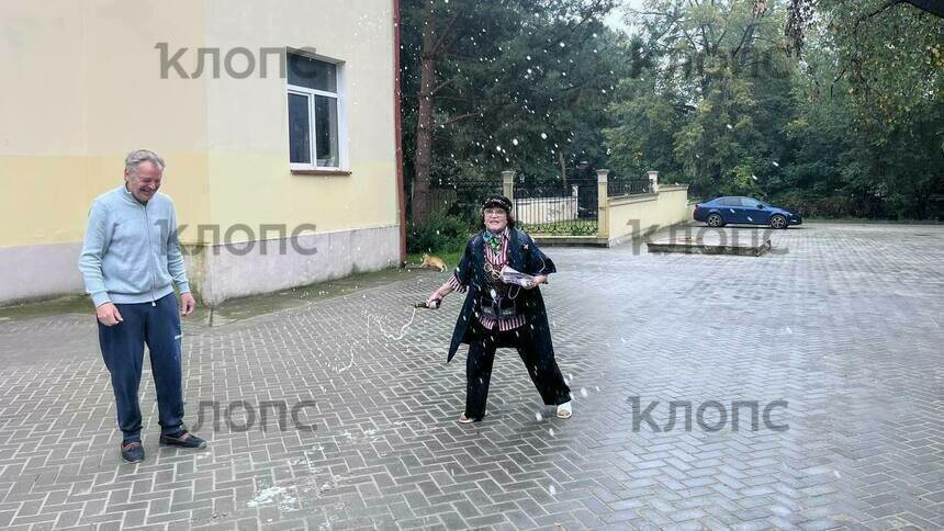 В Калининграде двор после ремонта открыли под брызги шампанского (фото)   - Новости Калининграда | Фото: «Клопс»